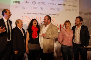 Los protagonistas, el director y la productora de "Un Buen Hombre" junto al director general de Ciudad de la Luz, ayer en Alicante. | Foto: Premiere.